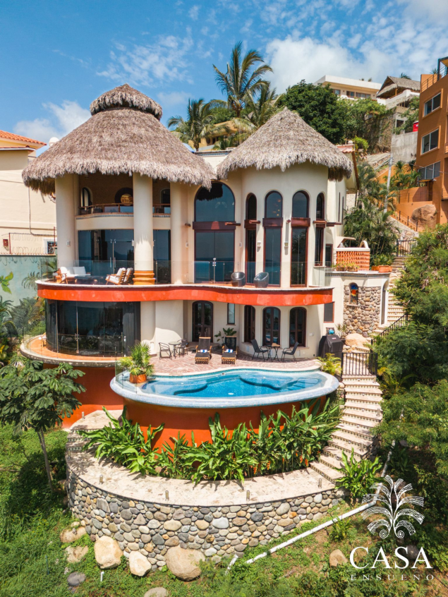 Sayulita’s premier luxury surf villa. Ocean views, private pool, open-air living, and concierge service. Ideal for families, weddings, wellness retreats, and remote work travelers.